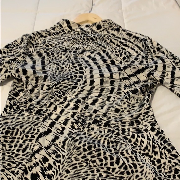 Silk Elie Tahari v neck blouse. Animal print - Picture 8 of 11